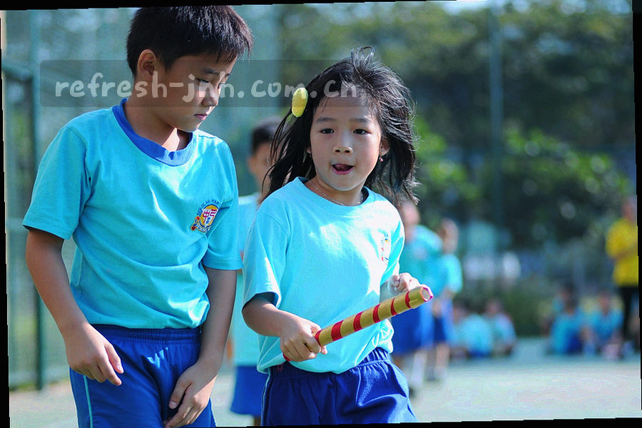 平板屏幕上球队列表与搜索框，墨绿底色配青绿高亮