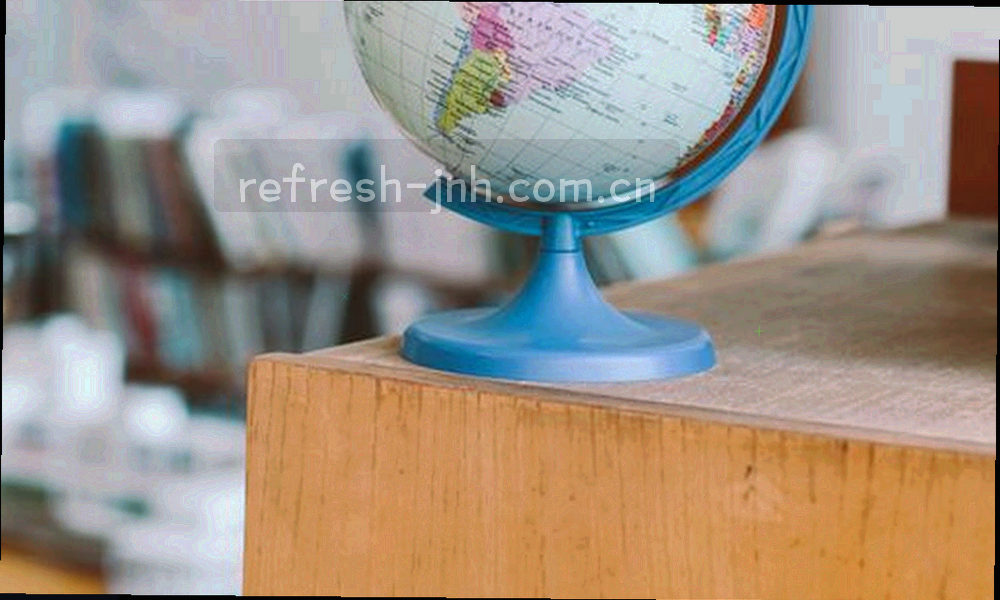 电光青与琥珀金构成的九十秒刷新波形，深色数据网格背景